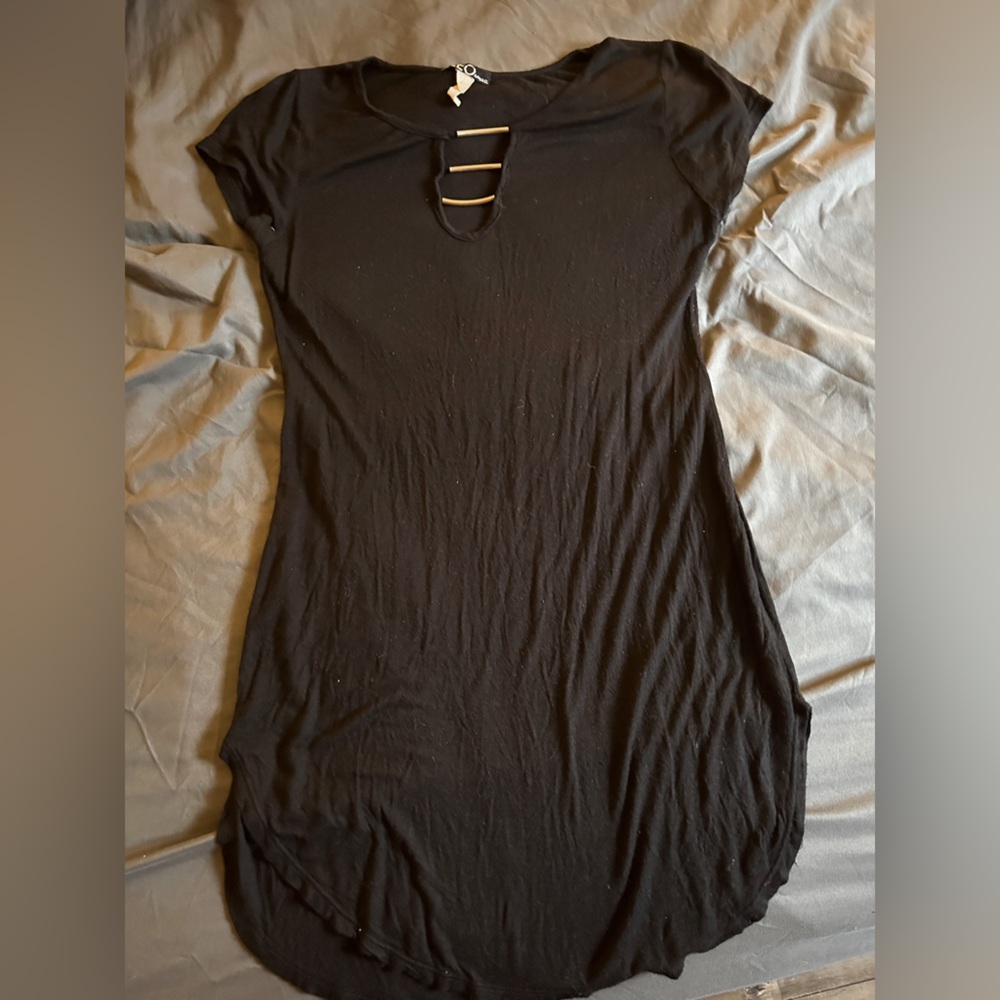 CLEO Apparel women’s black t-shirt size small plunge neck with metal accessory